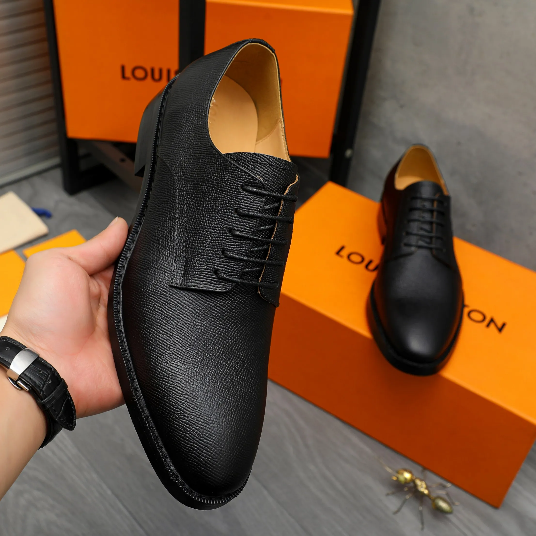 Men's shoes 💰500 Product trademark: LV "Louis Vuitton" business formal leather shoes Regular size: 39-45 (.45 customization is non-returnable) Product materials: Selected pebbled cowhide upper, cowhide lining, original rubber outsole